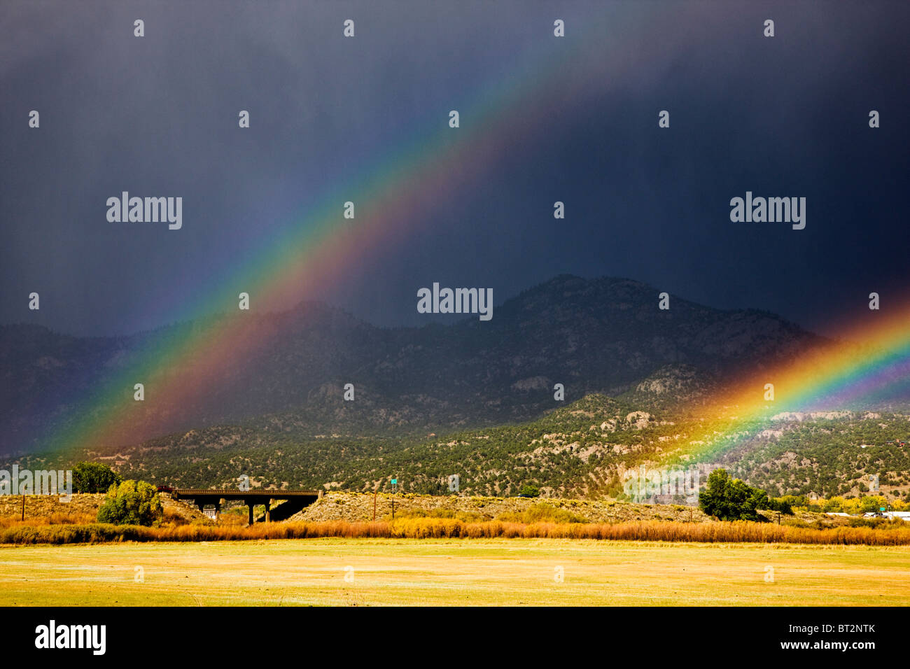 Doppio arcobaleno vicino al villaggio di Johnson, Chaffee County, Colorado, STATI UNITI D'AMERICA Foto Stock