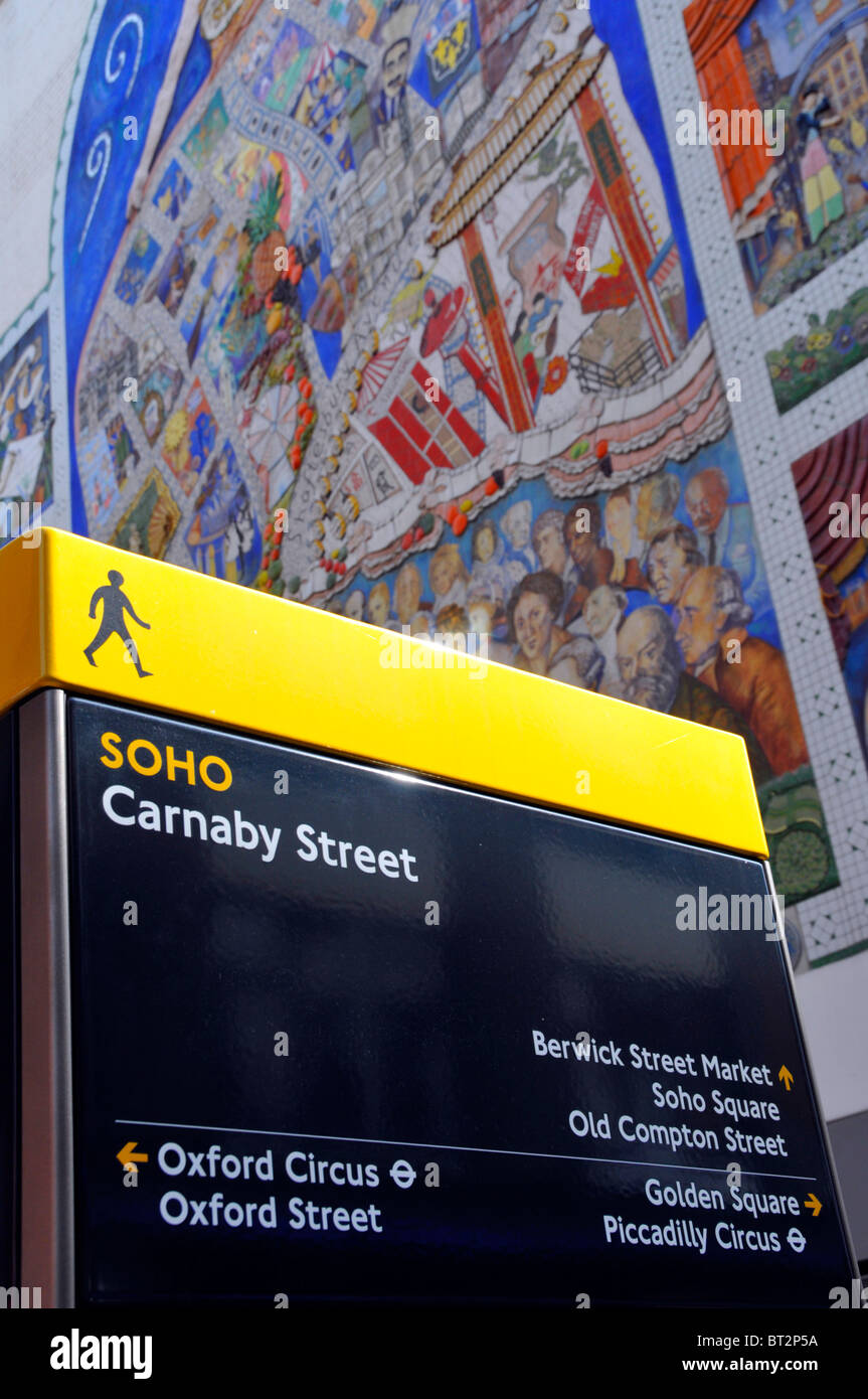 Leggibili London Street Sign in Carnaby Street Soho con murale intitolata " Lo Spirito di Soho' Foto Stock