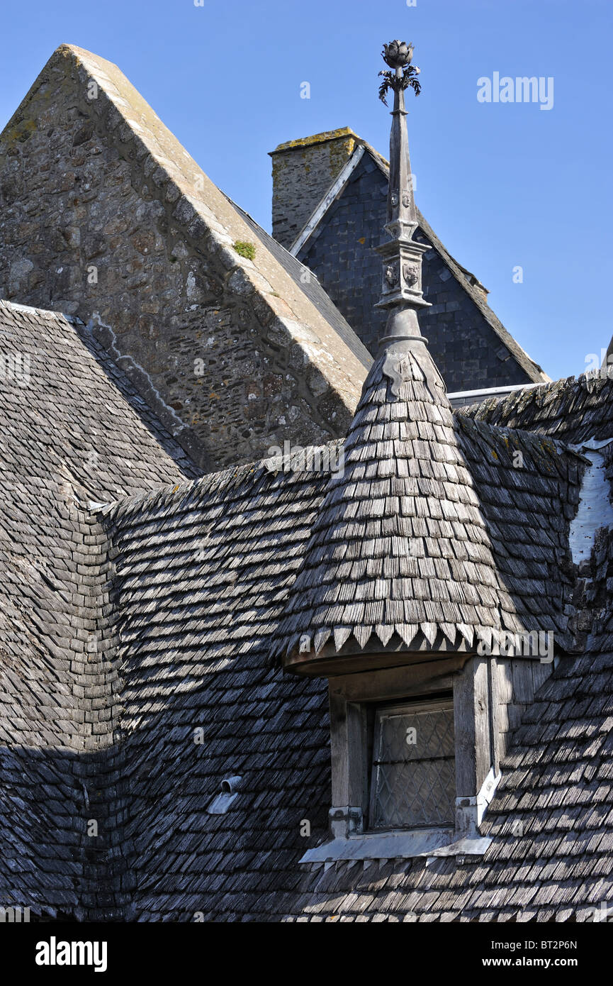 Tetto di legno piastrelle di casa medioevale al Mont Saint Michel / Saint Michael Mount abbey, Normandia, Francia Foto Stock