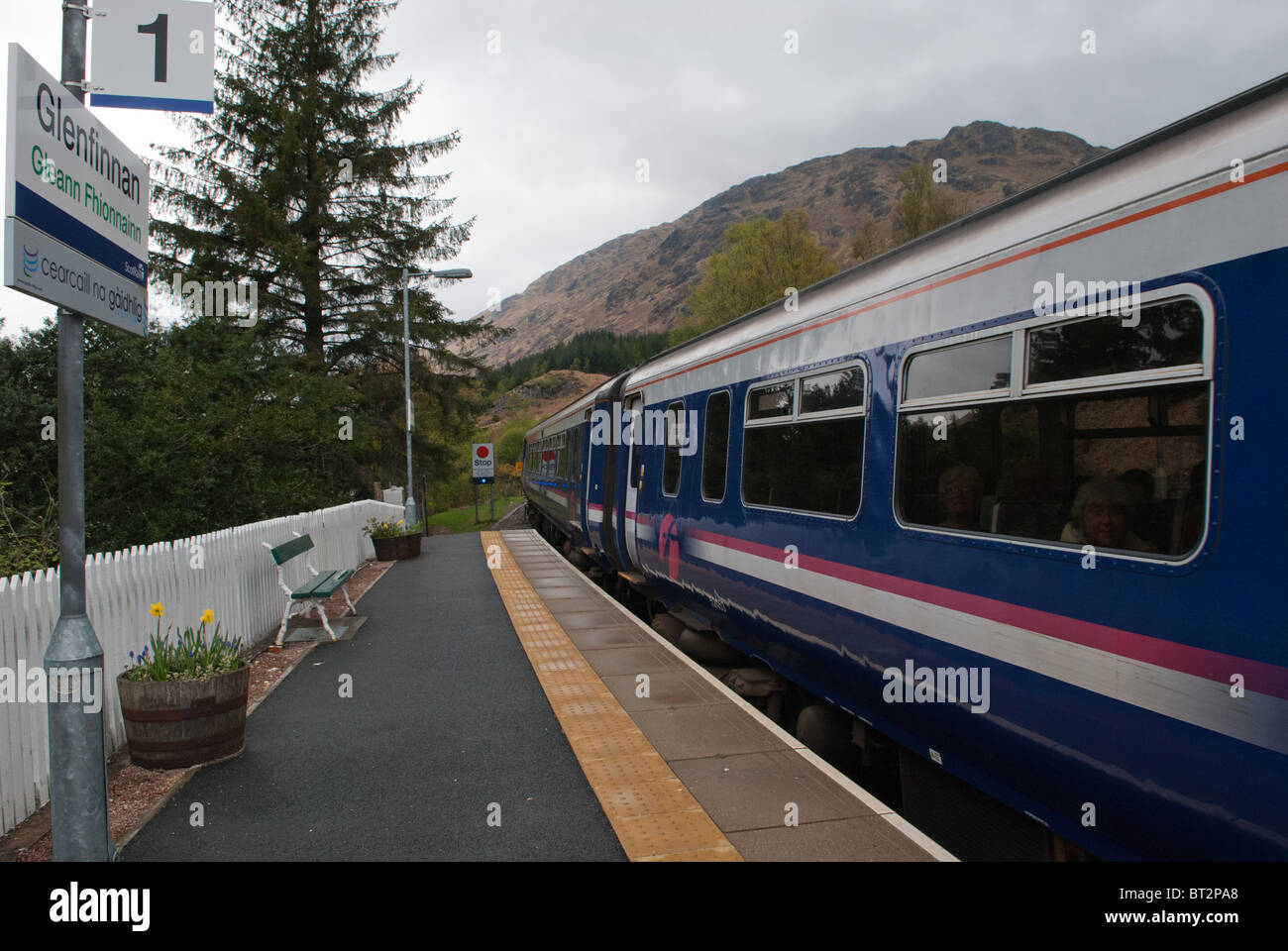 Stazione Glenfinnan nel famoso e splendido villaggio di Glenfinnan sulla strada per le isole tra Fort William e Mallaig Foto Stock