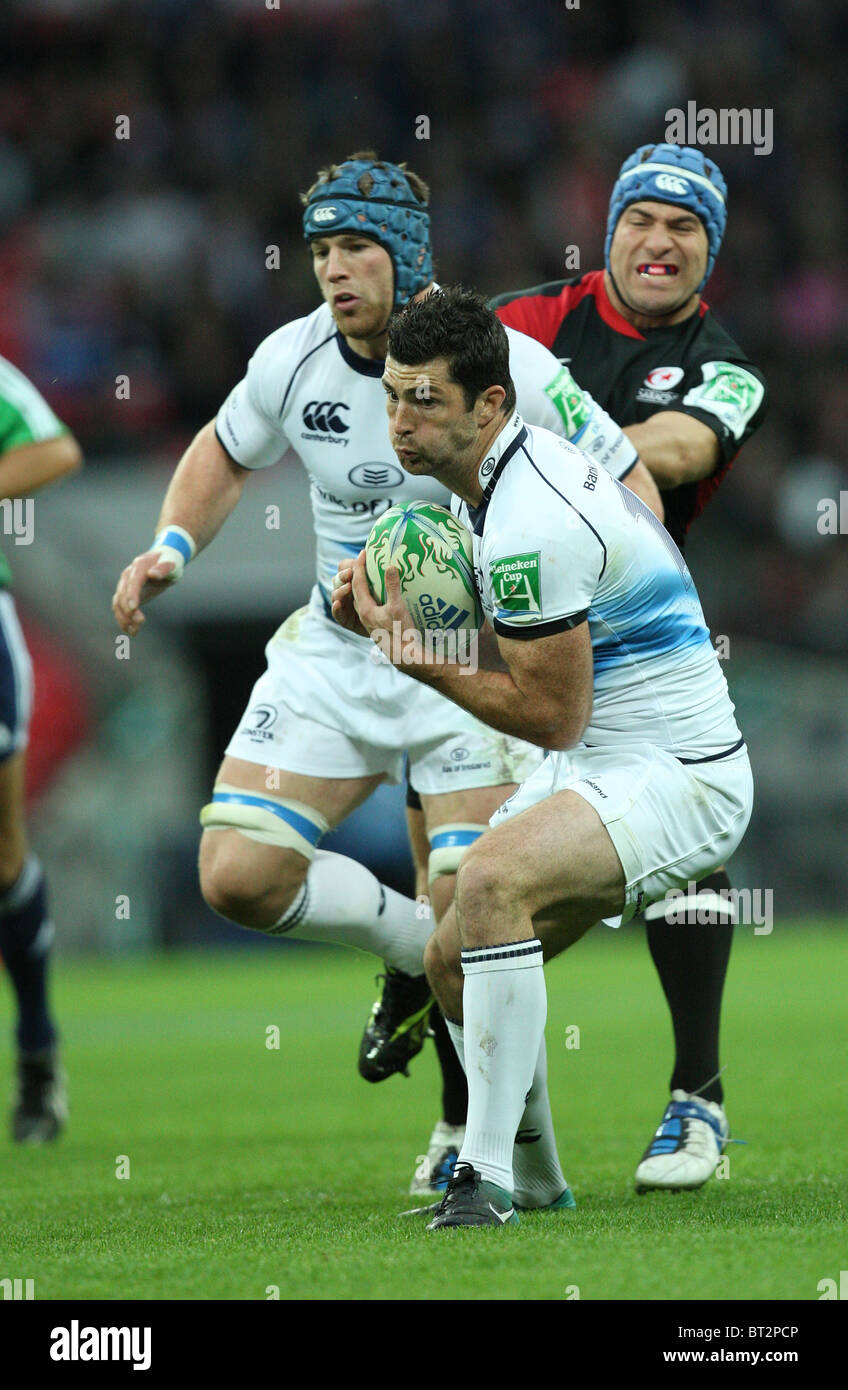 Rob Kearney di Leinster difende la sfera durante la Heineken Cup partita di rugby saraceni v Leinster Foto Stock