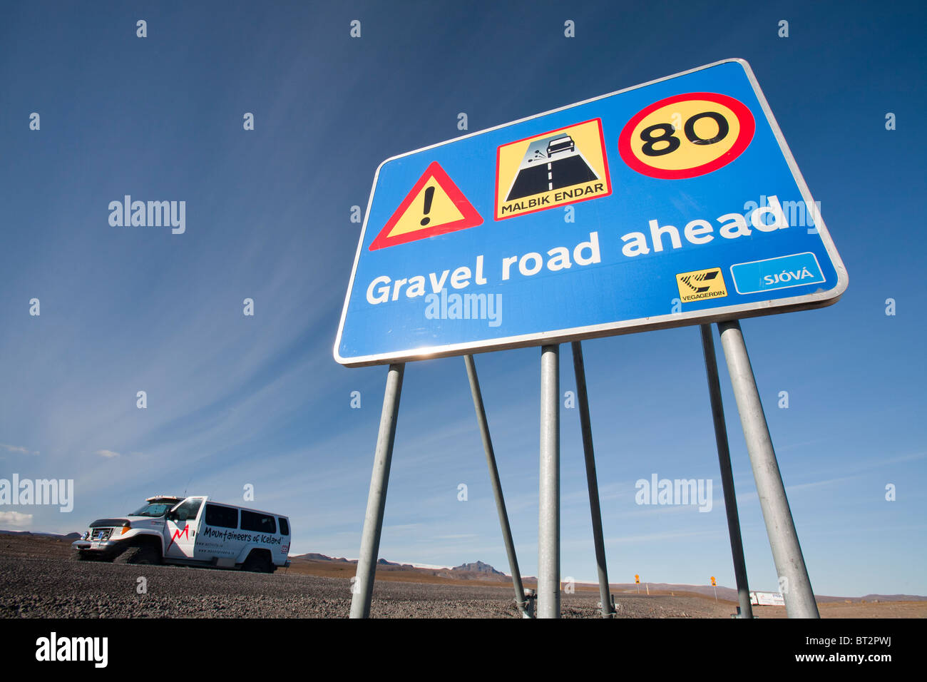 Un tour company tenendo il turista in un viaggio per il Langjokull tappo di ghiaccio in Islanda. Foto Stock