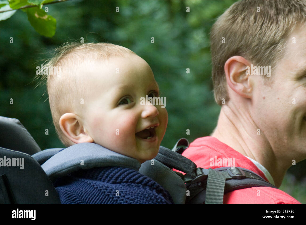 Baby nello zaino, all'aperto, REGNO UNITO Foto Stock