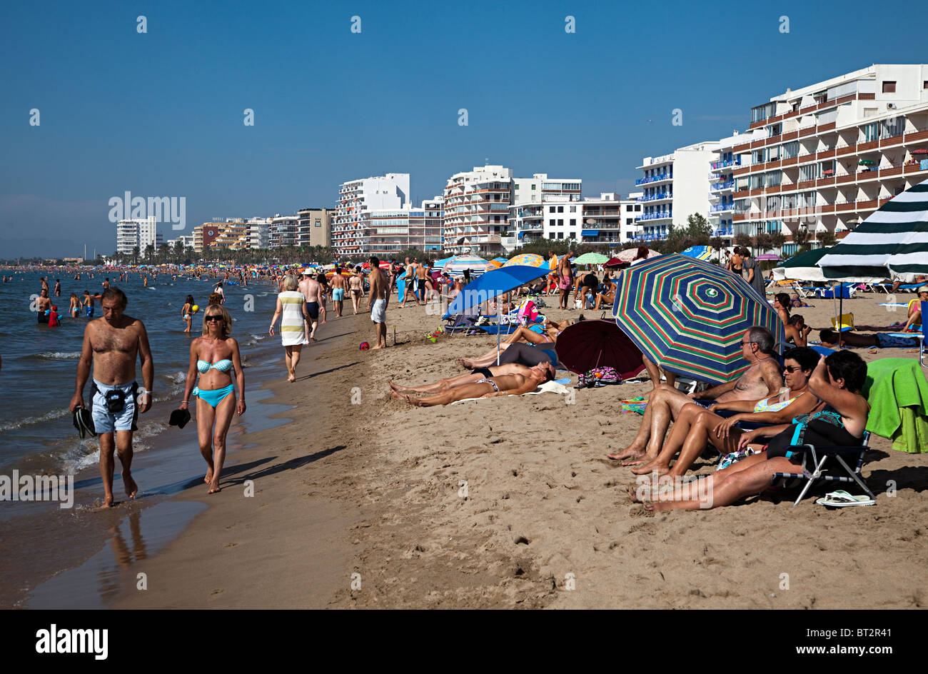 La gente sulla spiaggia Playa de Roses Emporda Catalunya Spagna Foto Stock