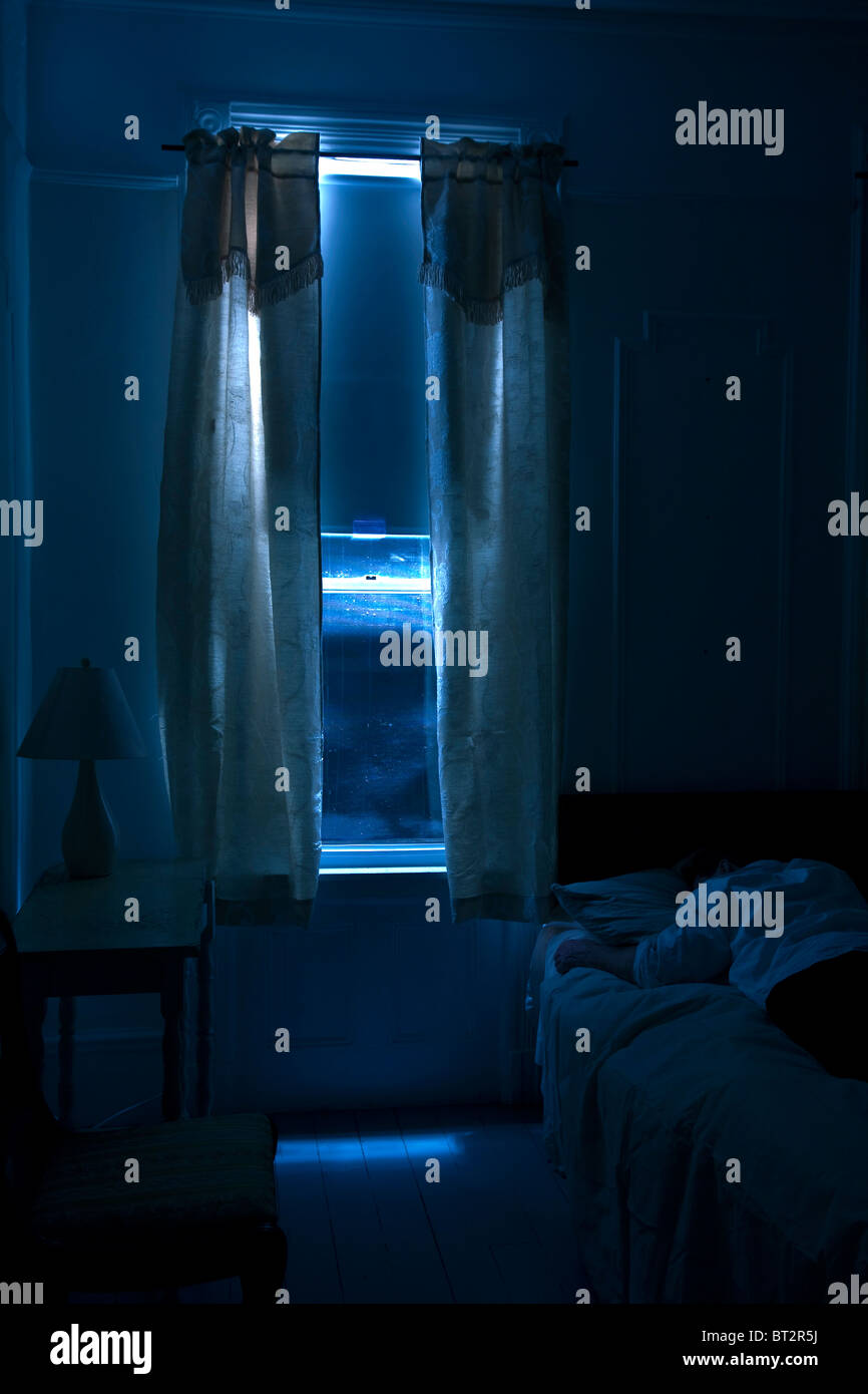 Hotel interior room , uomo dorme, monocromatica, scuro, mistero, suspense,notte Foto Stock