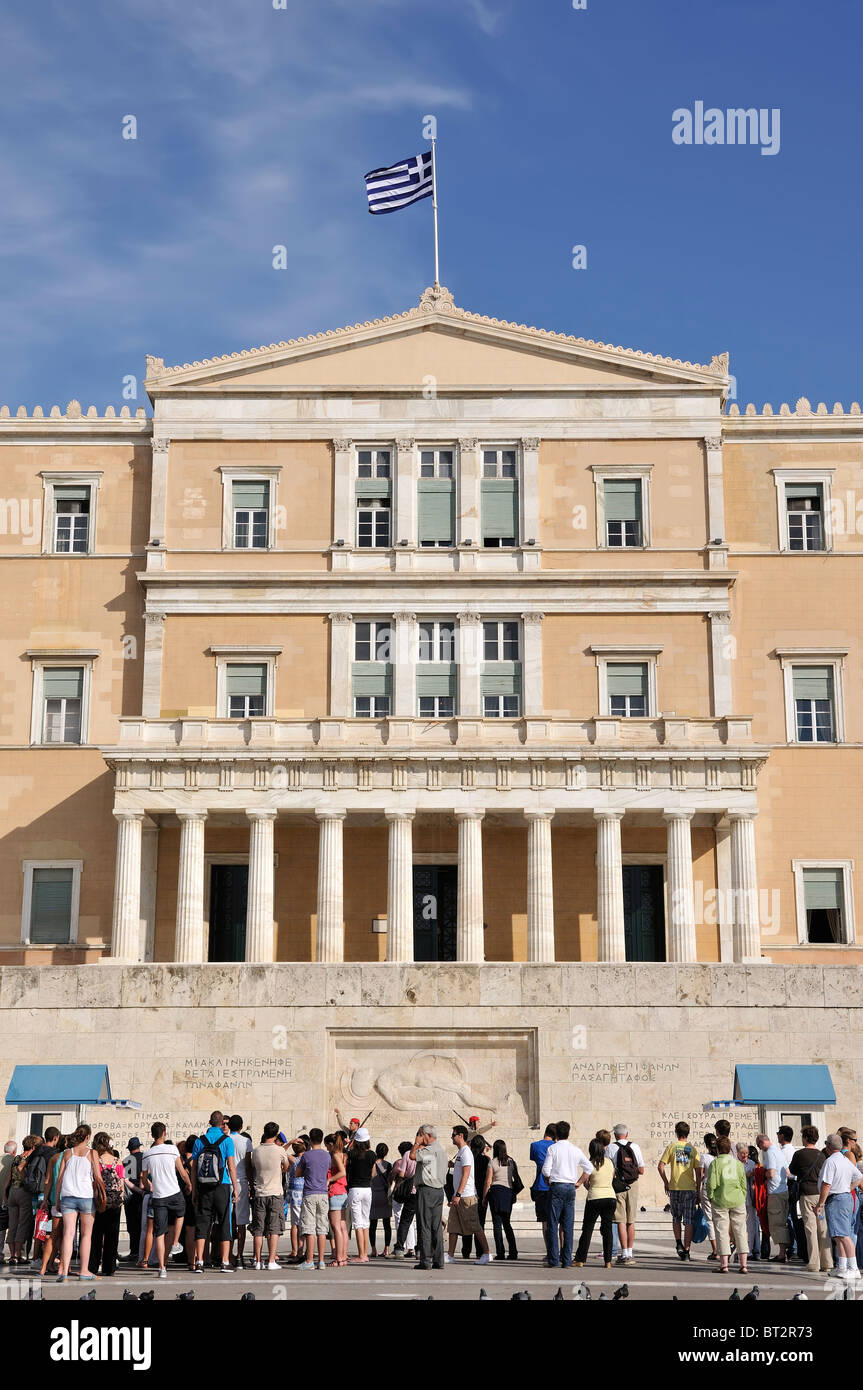 Persone che guardano il cambiamento delle protezioni, Monumento del soldato sconosciuto, Atene, Grecia Foto Stock