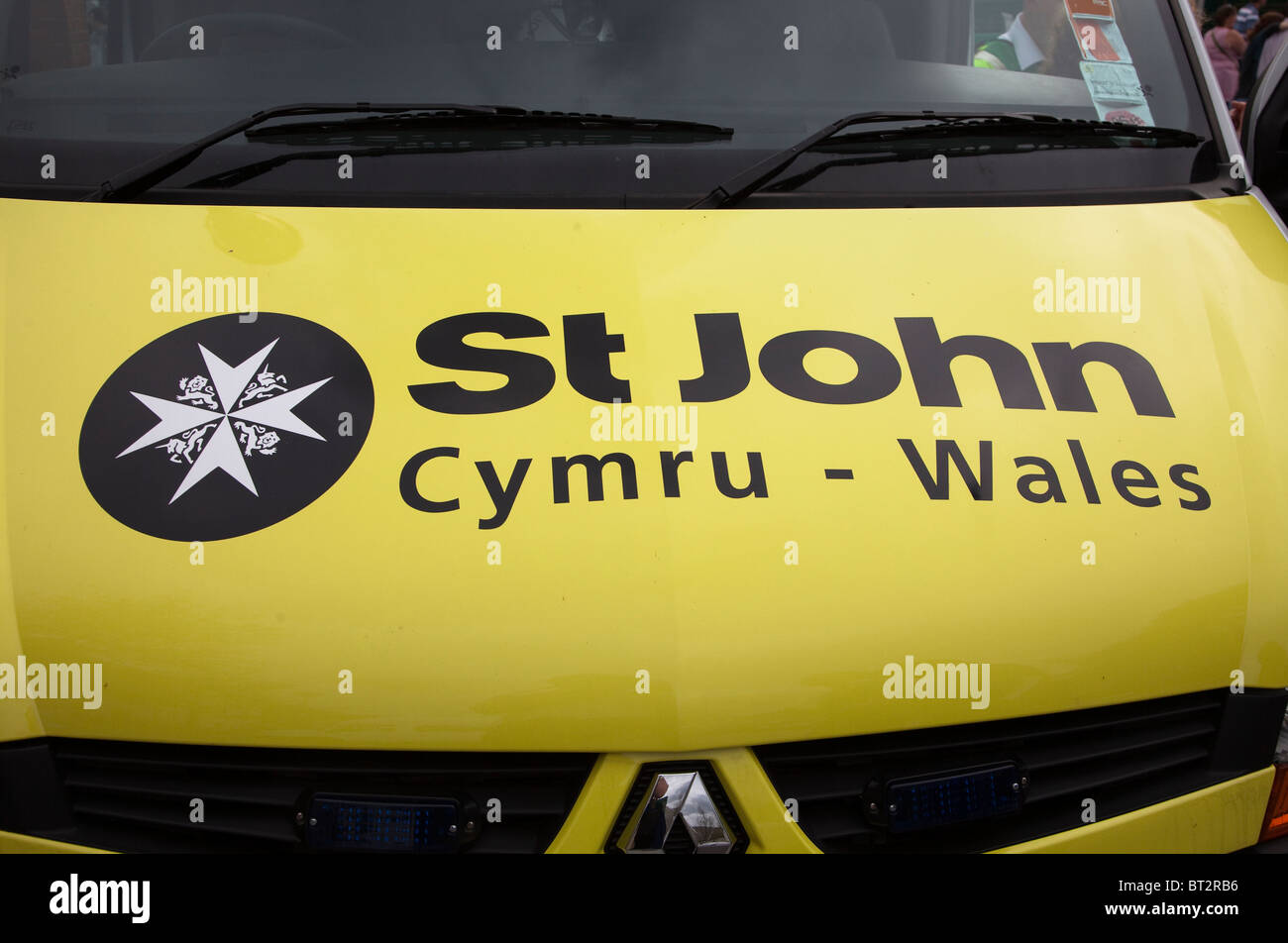 St John Ambulance logo e nome in lingua gallese su ambulanza Wales UK Foto Stock