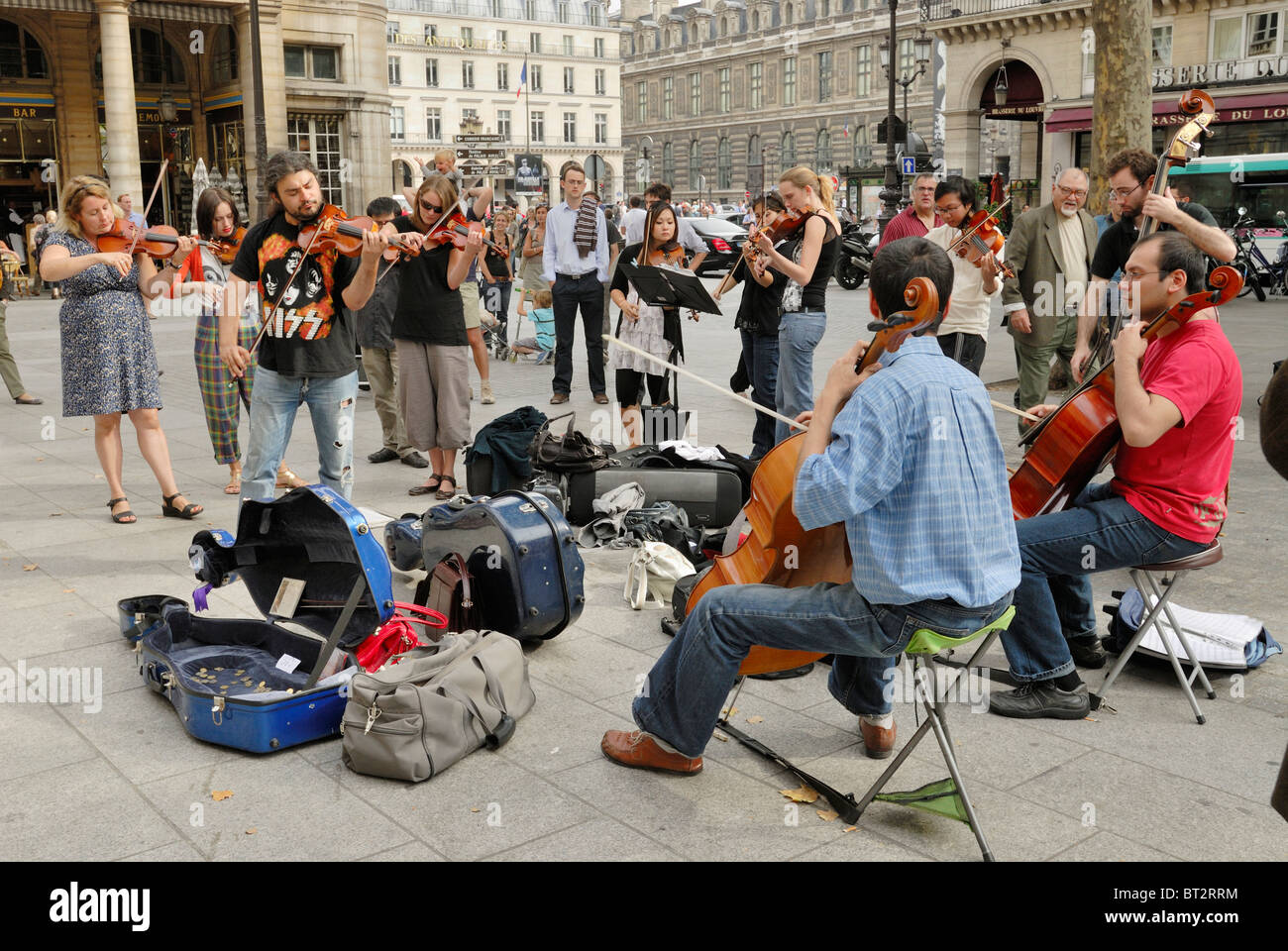 Classique Metropolitian i musicisti si esibiscono in Place Colette, una piazza di rue Saint-Honoré e Avenue de l'Opéra, Parigi Francia Foto Stock