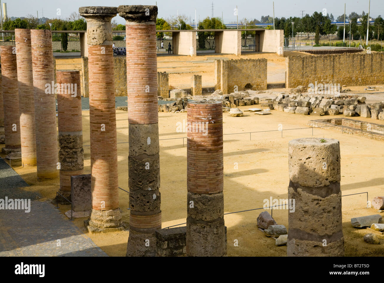 I resti di epoca romana a vetus urbs sito stadio / anfiteatro presso la rovina della città di Italica / Itálica. Santiponce, nr Siviglia, Spagna. Foto Stock