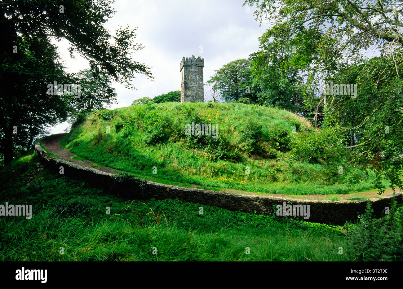 Dun Dealgan di Dundalk, Irlanda. La stoltezza torre (1780) su 12C Norman motte e Bailey. Sito associato con l eroe irlandese CuChulainn Foto Stock