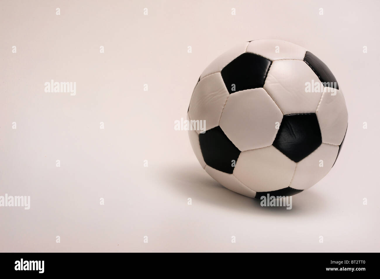 Pallone da calcio su bianco backgriund. Foto Stock
