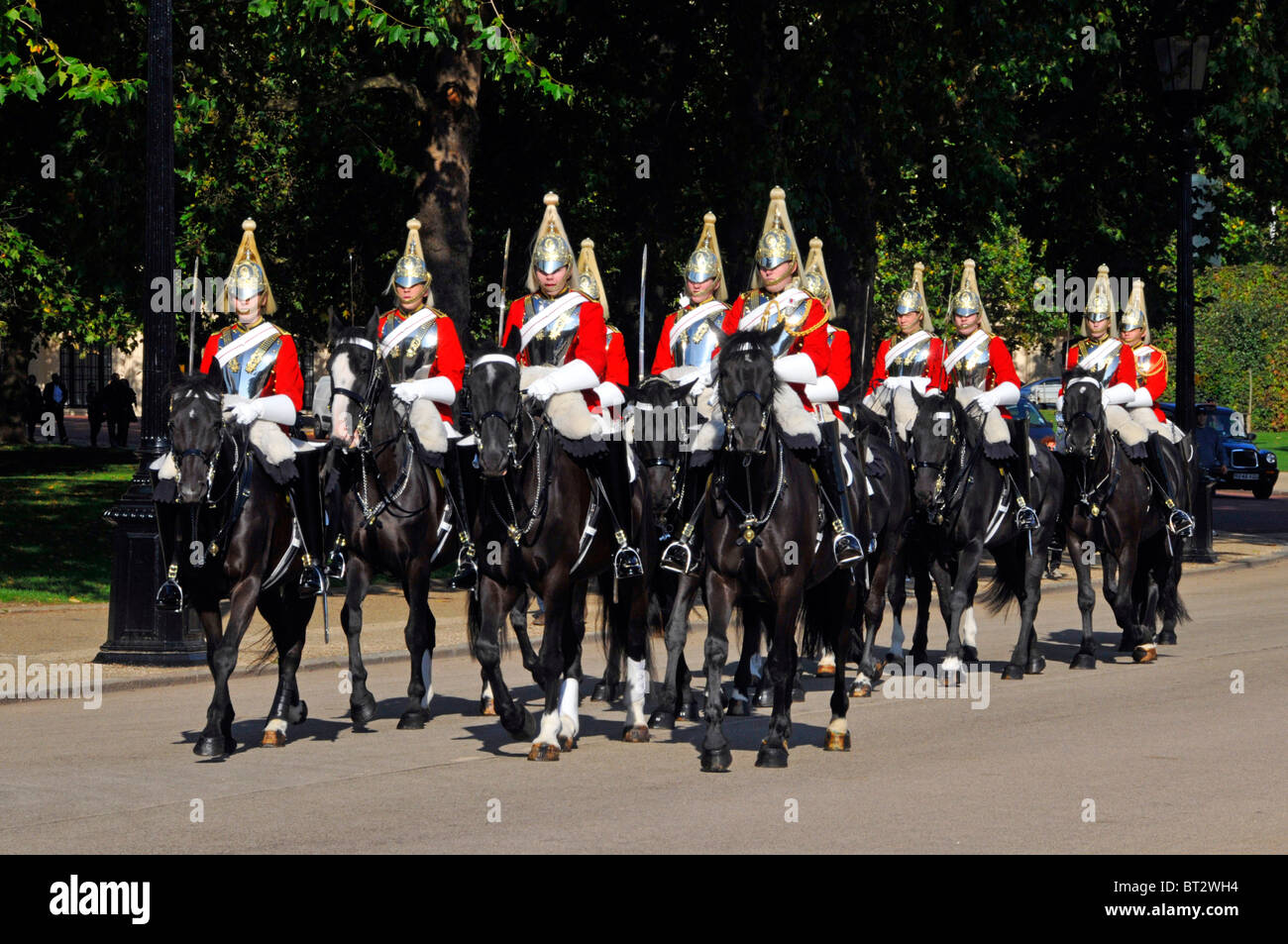 Life Guards Household Cavalry Mounted Regiment soldati divisa rossa con coriandoli in arrivo cambio di guardia Horse Guards Parade Londra Inghilterra Regno Unito Foto Stock