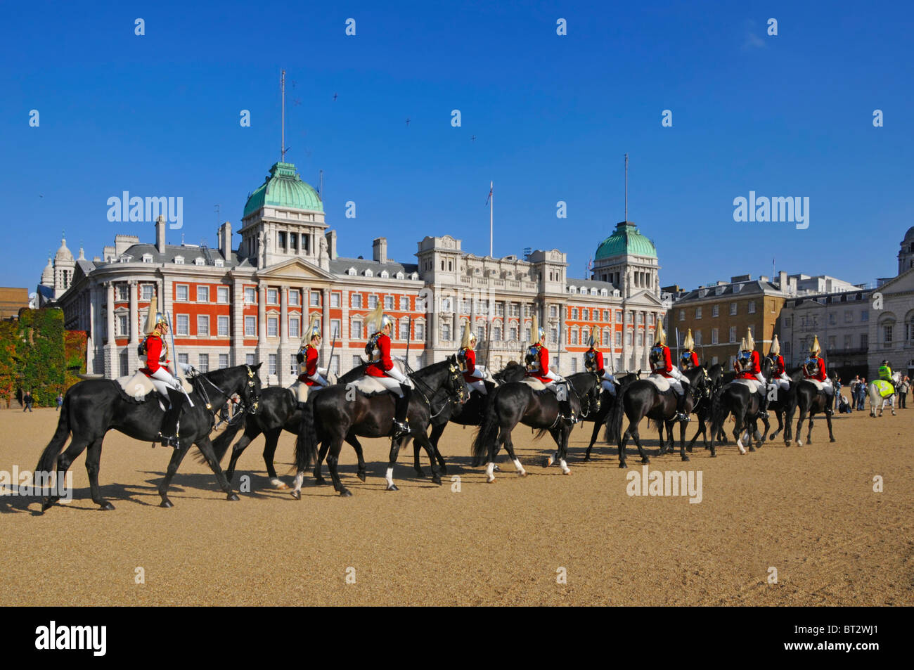 Casa Cavalleria in arrivo sulla Horse Guards Parade per cambiare la Guardia cerimonia Admiralty Extension edificio oltre Westminster London Inghilterra UK Foto Stock