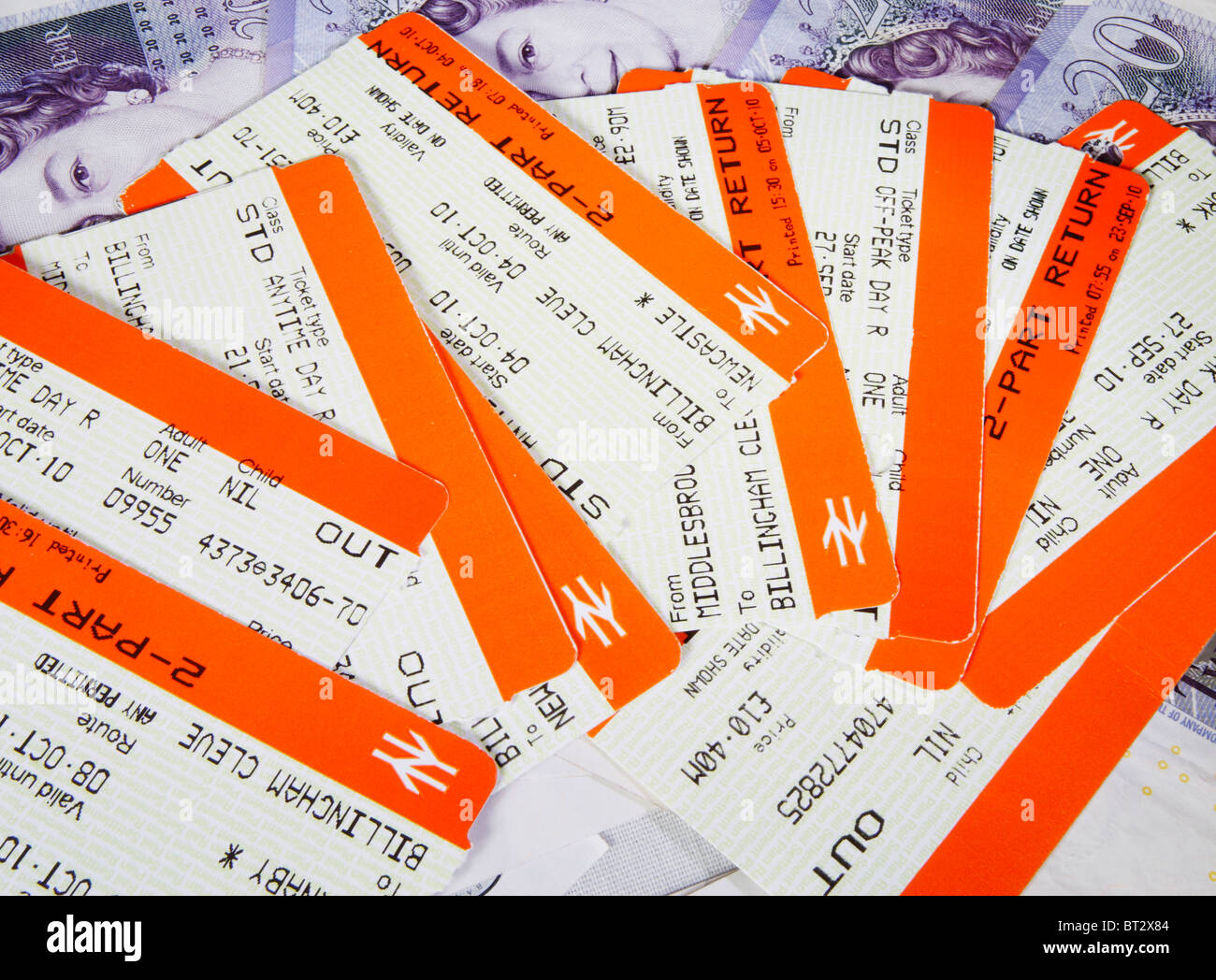 I biglietti del treno su venti pound note. Regno Unito Foto Stock