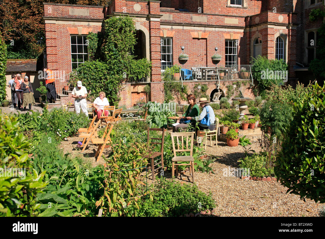 Persone rilassante in un Tea Garden dietro Deans corte per Wimborne Dorset Foto Stock