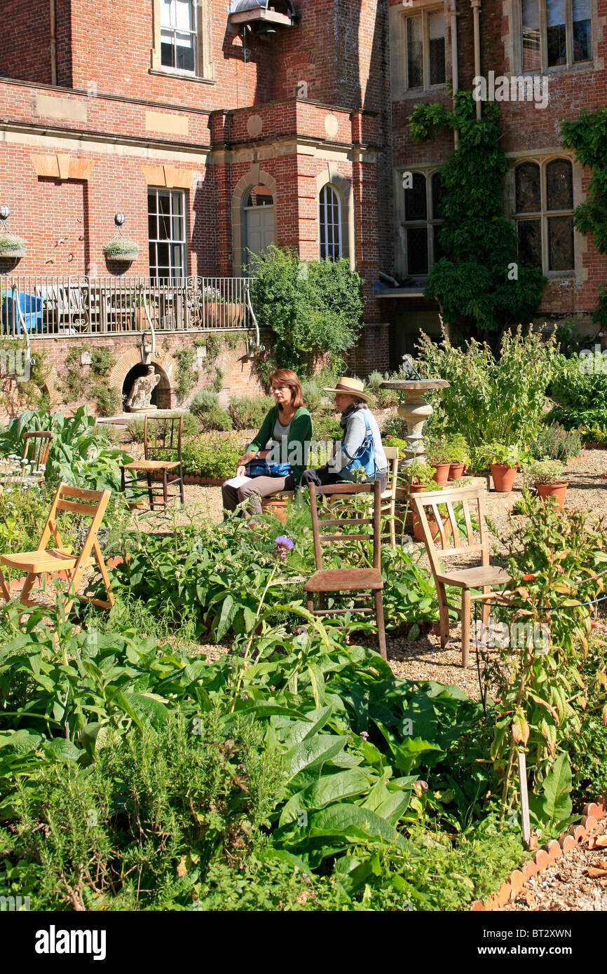Persone rilassante in un Tea Garden dietro Deans corte per Wimborne Dorset Foto Stock