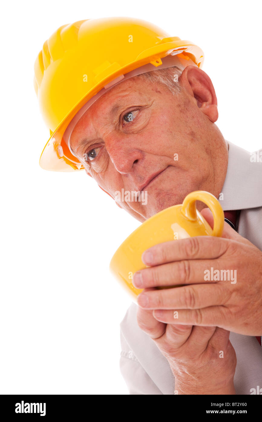Ingegnere senior con una bevanda calda (isolato su bianco) Foto Stock