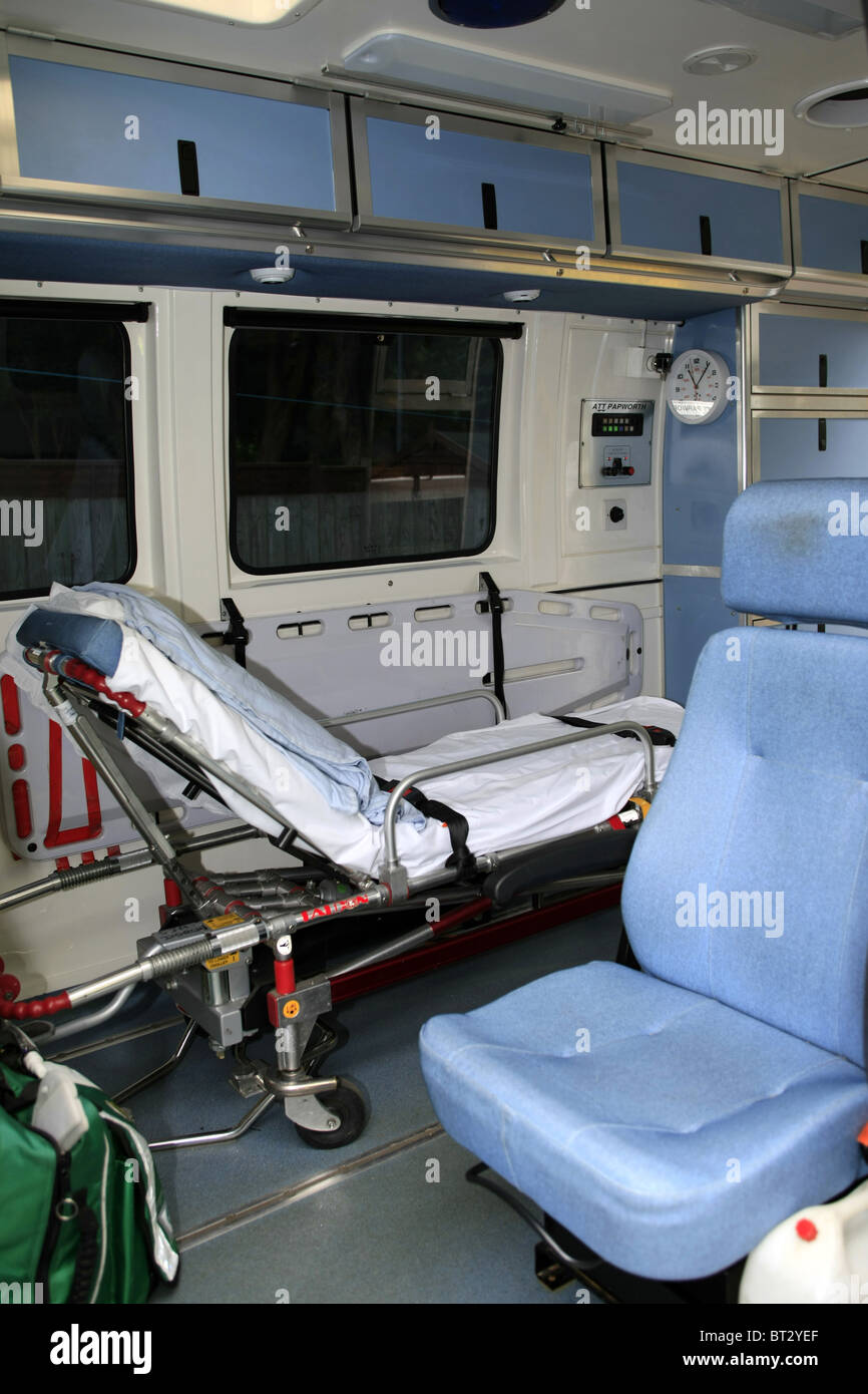 All'interno di un'ambulanza con tutte le apparecchiature salvavita necessaria per qualsiasi emergenza Foto Stock