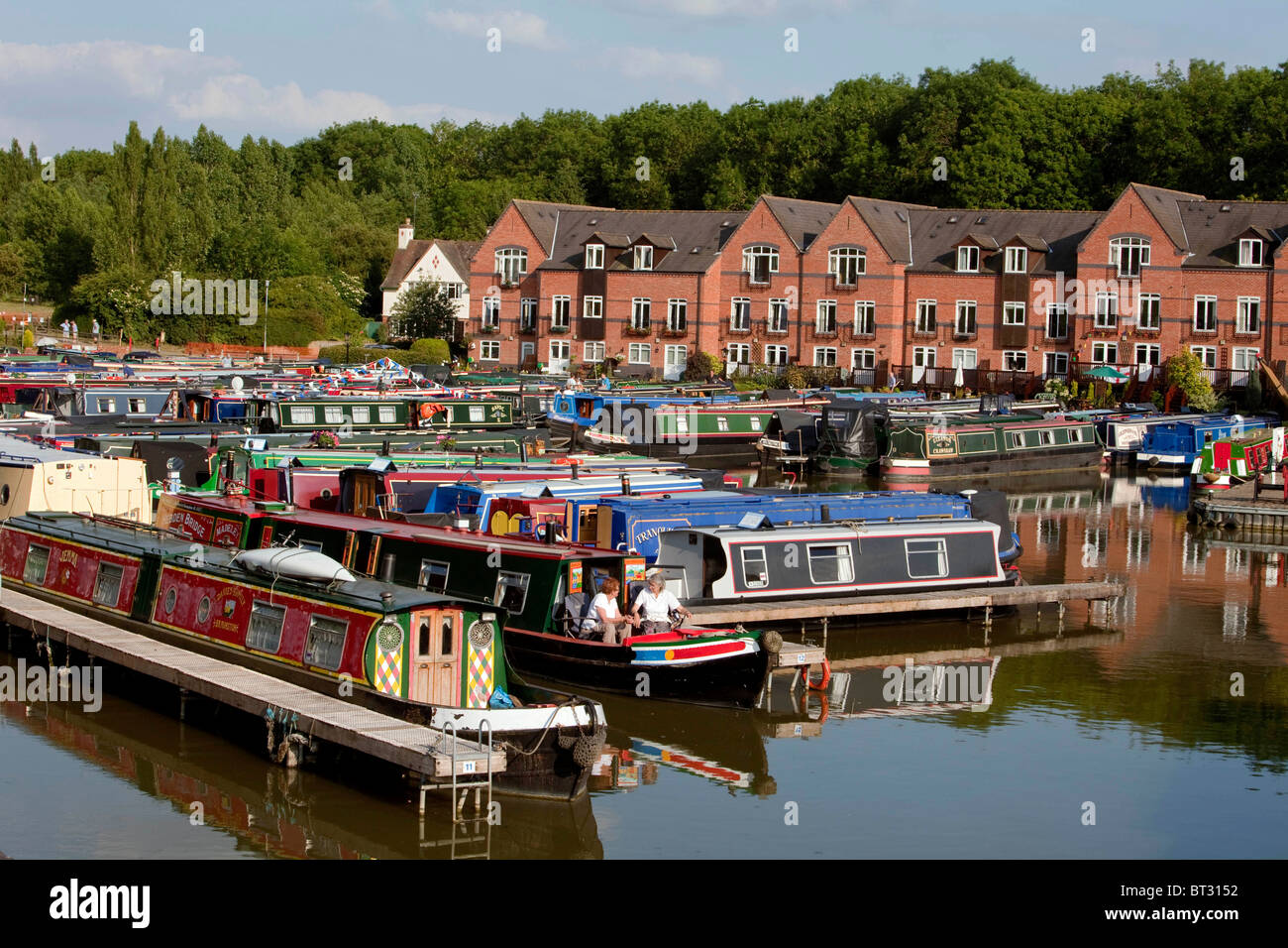 Vivere sul canale in una piccola barca può offrire una casa a prezzi accessibili per le persone che non sono in grado di acquistare una casa. DAVID MANSELL Foto Stock