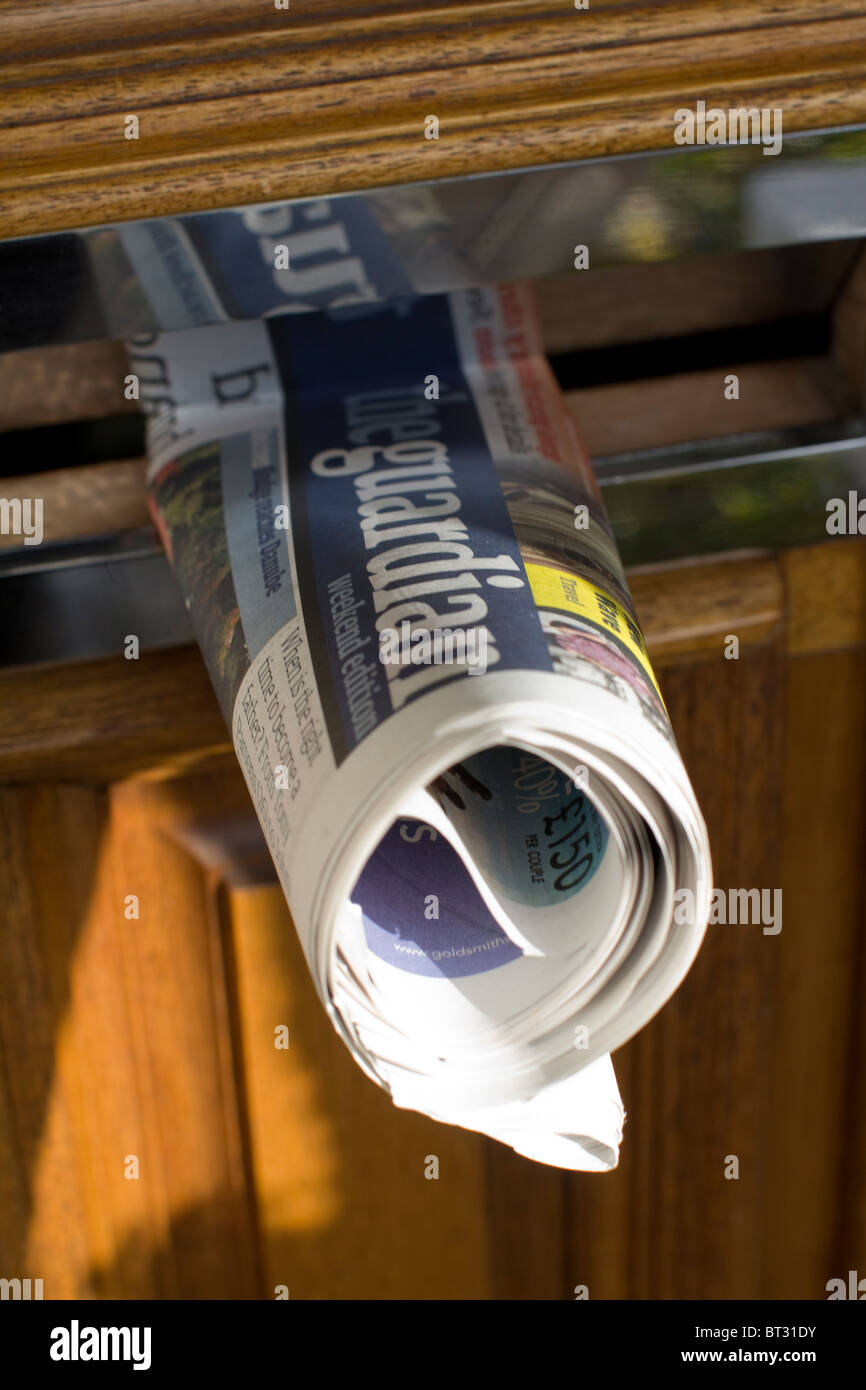Il quotidiano The Guardian ha pubblicato in letterbox Londra Regno Unito Foto Stock