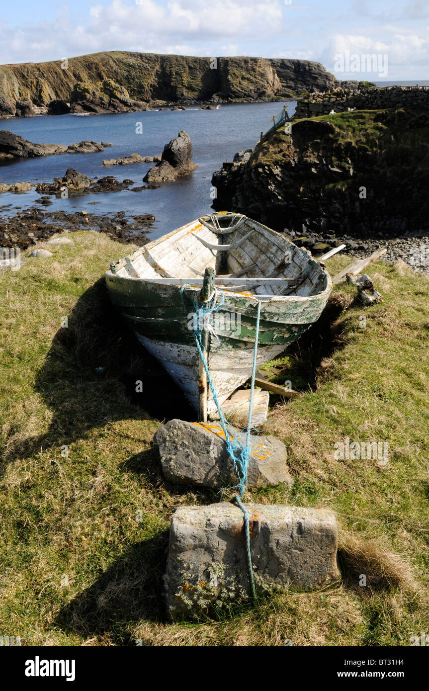 Vecchia barca da pesca tirata sul Fair Isle Scozia Scotland Foto Stock