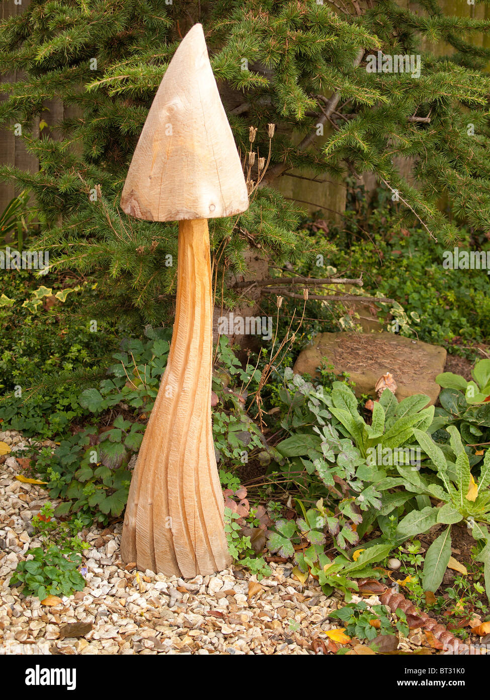 Un alto fungo in legno Ornamento da giardino Foto Stock