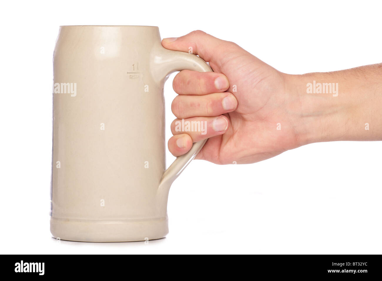 Mano che tiene la birra tedesca Stein Mug studio ritaglio Foto Stock