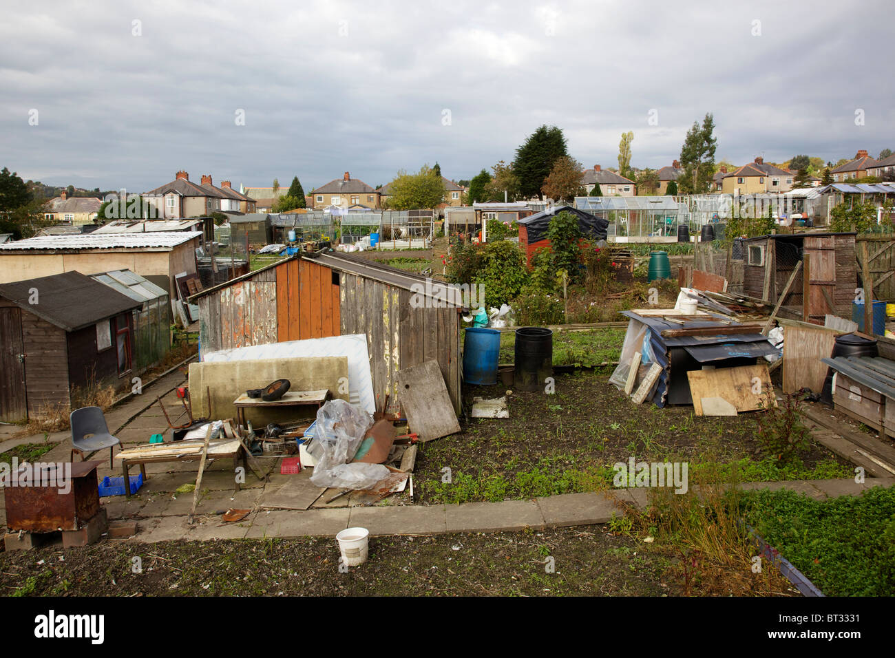 Una vista attraverso alcuni appezzamenti verso il retro di un complesso residenziale di Blackburn Lancashire (nord ovest Inghilterra) Foto Stock