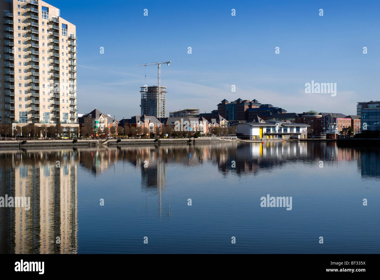 Punto sovrano appartamenti, e riflessione in acqua, Salford Quays Manchester REGNO UNITO Foto Stock