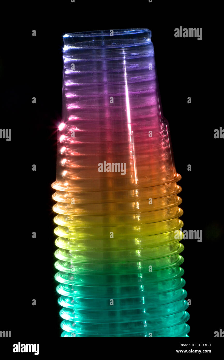 Una pila di plastica coppette/bicchieri colorati artificialmente Foto Stock