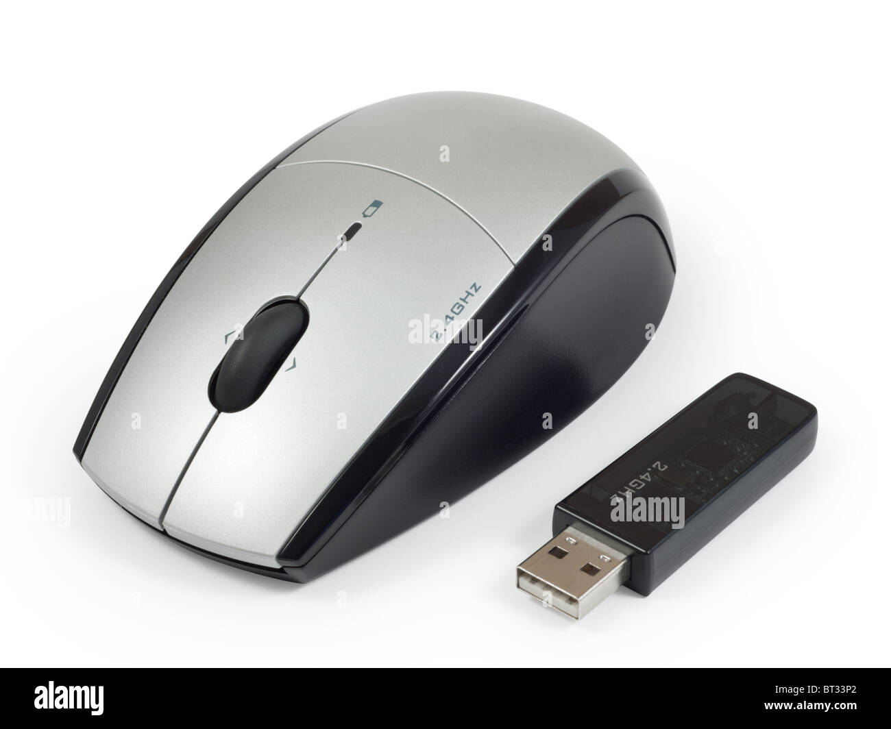 Mouse wireless con l'adattatore USB. Isolato su sfondo bianco con percorso di clipping. Foto Stock