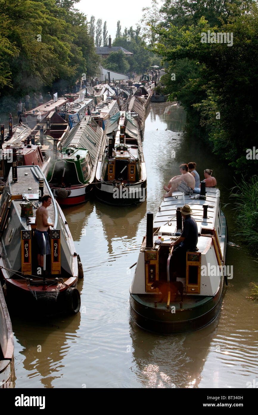 Narrowboats raccogliere nel cuore del Regno Unito il sistema di canale a Braunston per la Storica barca stretta e Canal Rally. DAVID MANSELL Foto Stock
