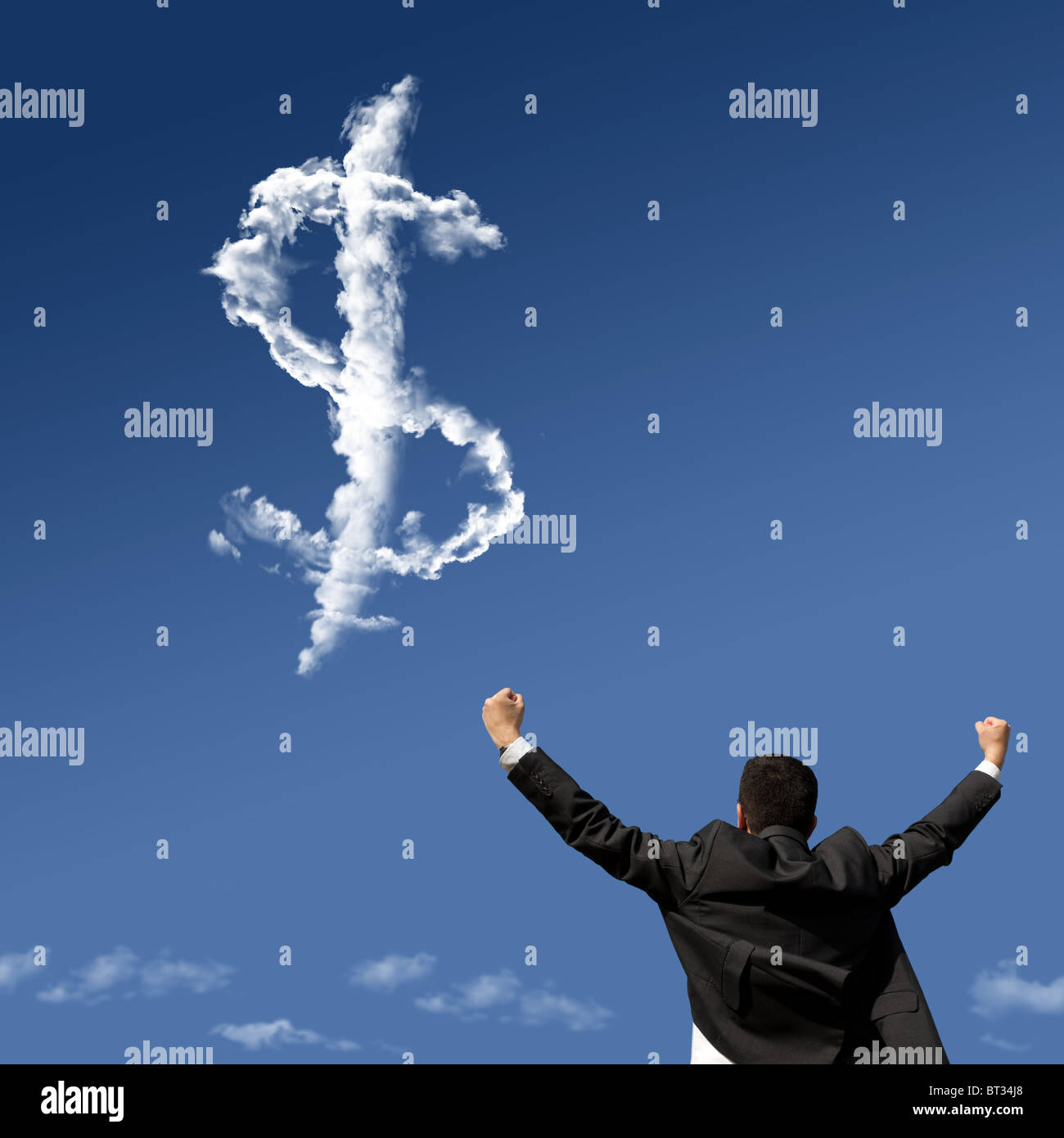 Imprenditore che mostra il suo successo presso il campo alla ricerca di un simbolo del dollaro fatta di nuvole Foto Stock