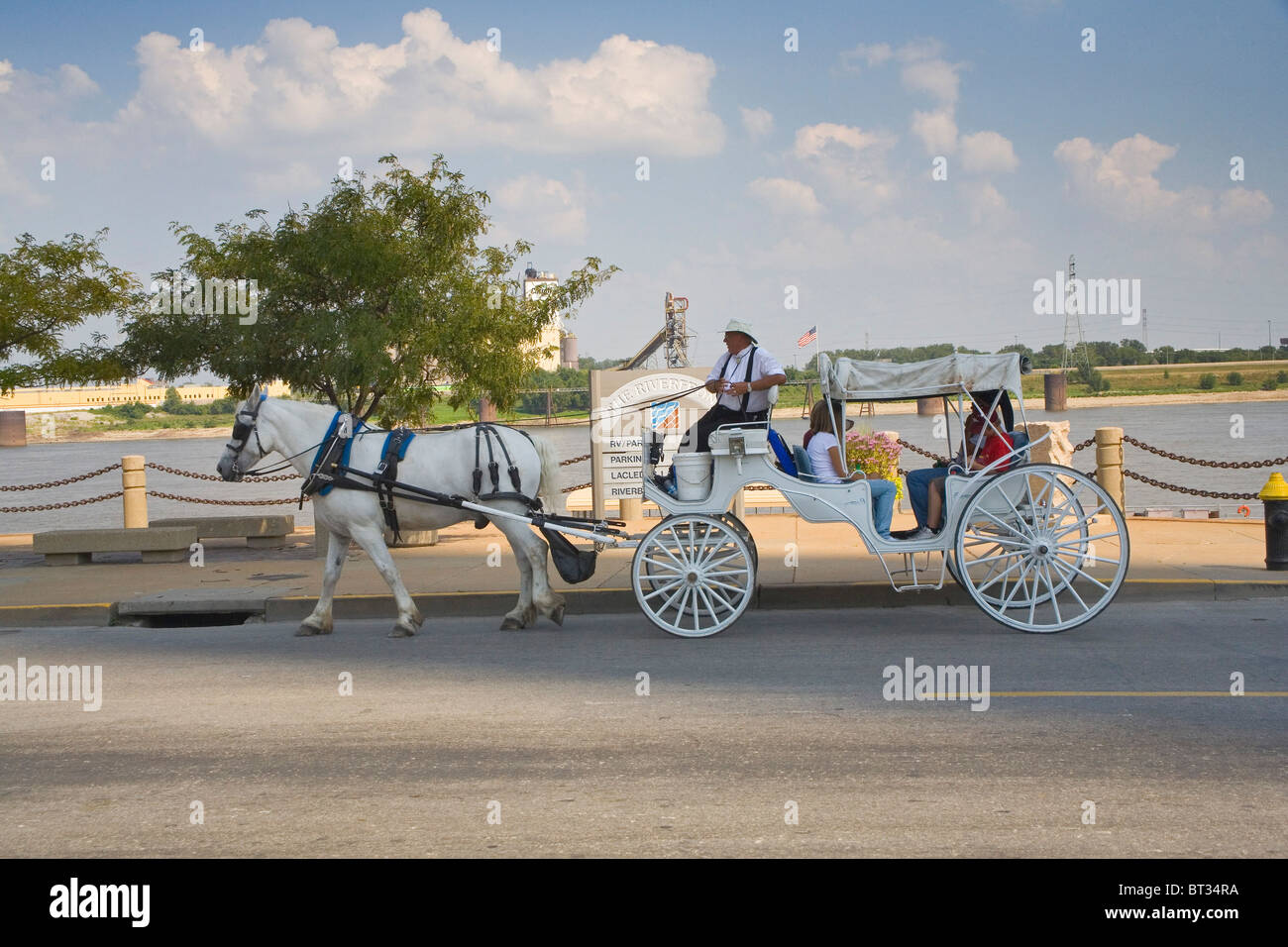 Carrozza a cavallo cavalcare con i turisti a San Louis Gateway Arch Foto Stock