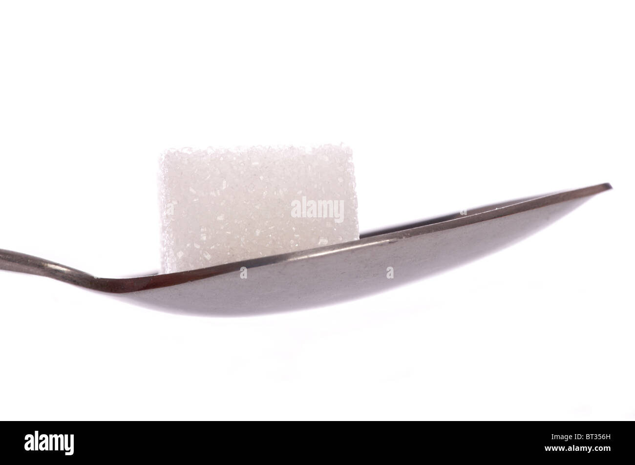 Zucchero bianco cubo su cucchiaino di ritaglio Foto Stock