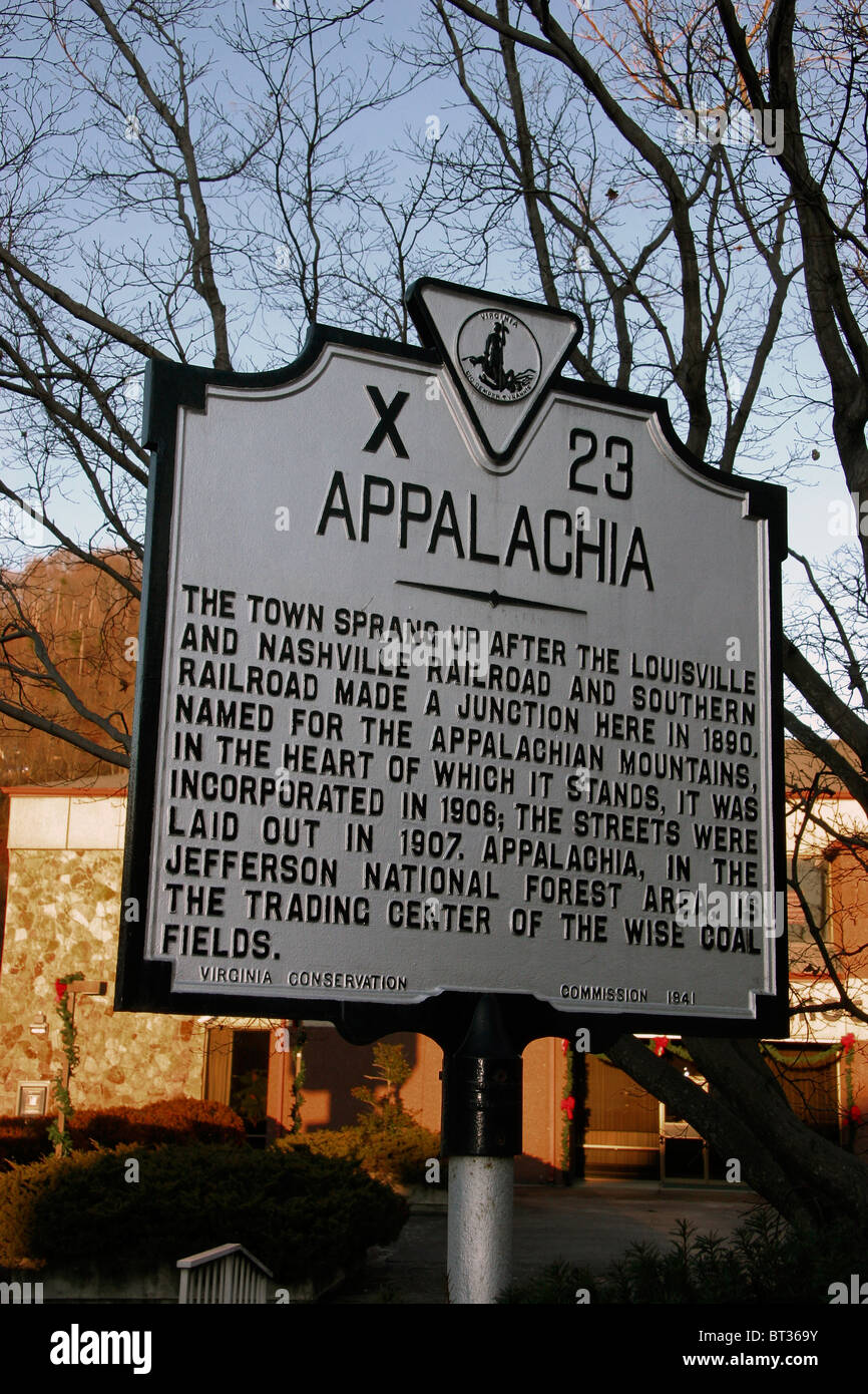 X23 Appalachia città sorsero dopo il Louisville e Nashville Railroad e Southern Railroad realizzata una giunzione qui nel 1890. Chiamato con il nome di Monti Appalachi, nel cuore del quale sorge è stato incorporato nel 1906; le strade sono state stabilite nel 1907. Appalachia, in Jefferson National Forest Area, è il centro commerciale di saggi di campi di carbone. Virginia conservazione Commissione, 1941 Foto Stock