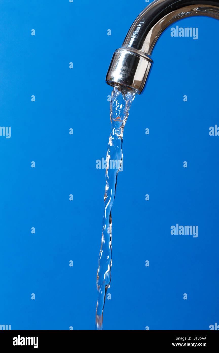 Acqua che scorre da un rubinetto Foto Stock