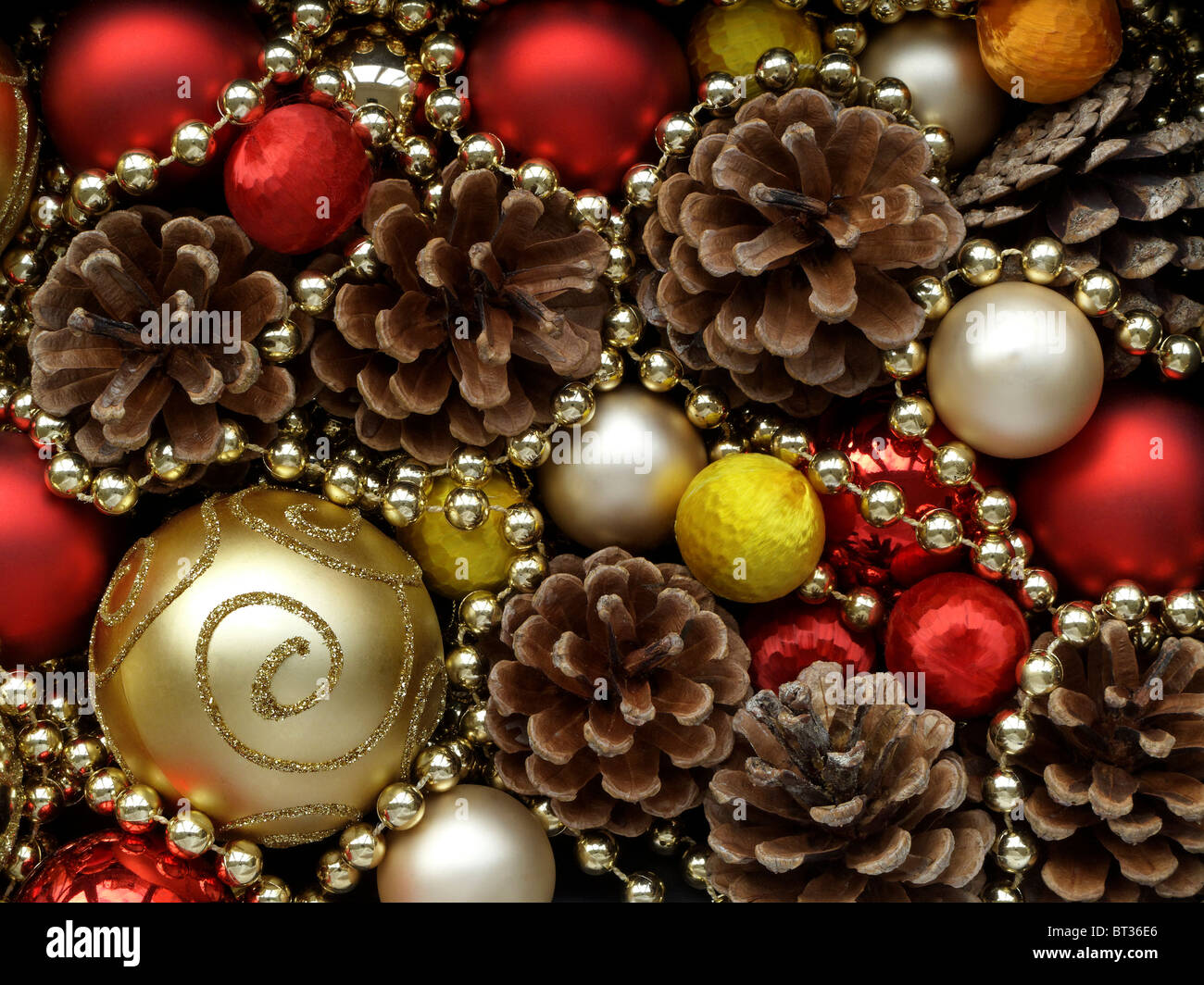 La disposizione delle decorazioni natalizie e coni fir Foto Stock