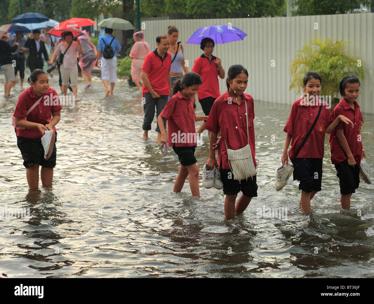 Forti piogge monsoniche inondazioni rapidamente le strade di Bangkok, Thailandia Foto Stock