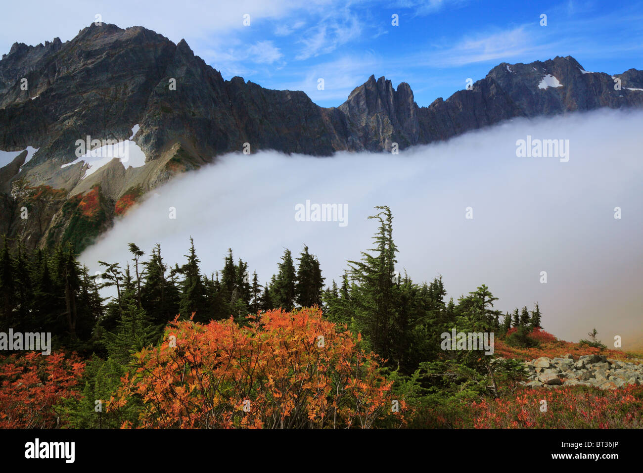 Cascade Mountain Pass passano sopra la cascata di Northern Range, nel Parco Nazionale delle Cascate del Nord nello stato di Washington, USA Foto Stock