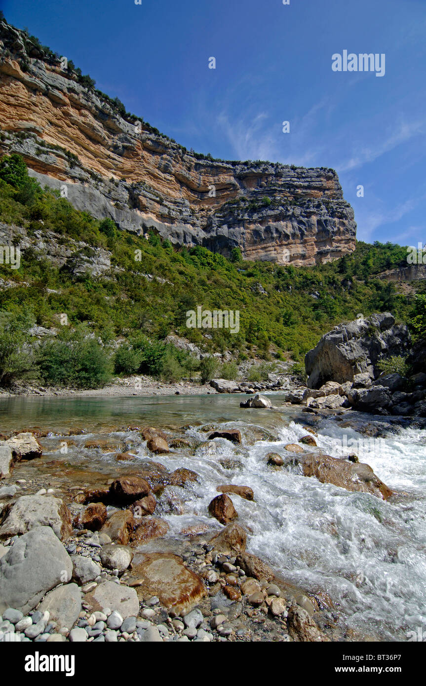 Rapide d'acqua bianca e fiume Verdon che scorre attraverso la gola di Verdon vicino al Couloir Samson & le scogliere di Point Sublime, Alpes-de-Haute-Provence Francia Foto Stock