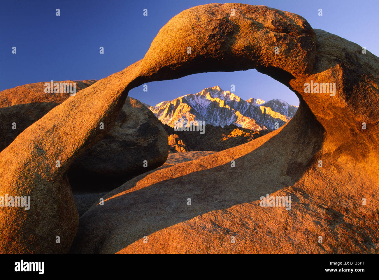 Arco di granito in California's Alabama Hills con la Sierra Nevada in gamma la distanza Foto Stock