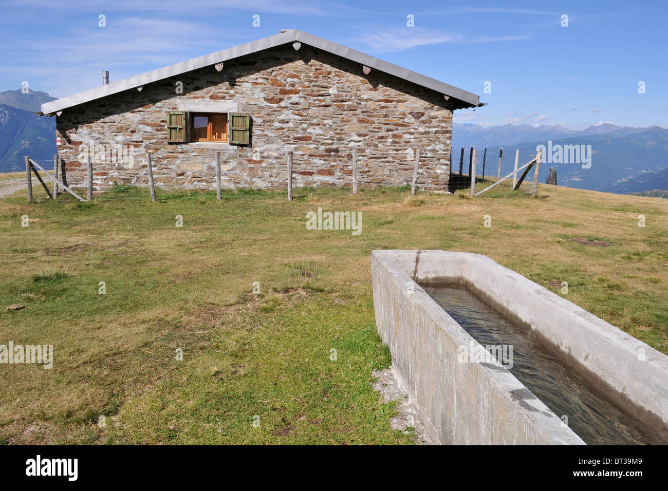 Rifugio di montagna e abbeveratoio - Alpi Svizzere Foto Stock