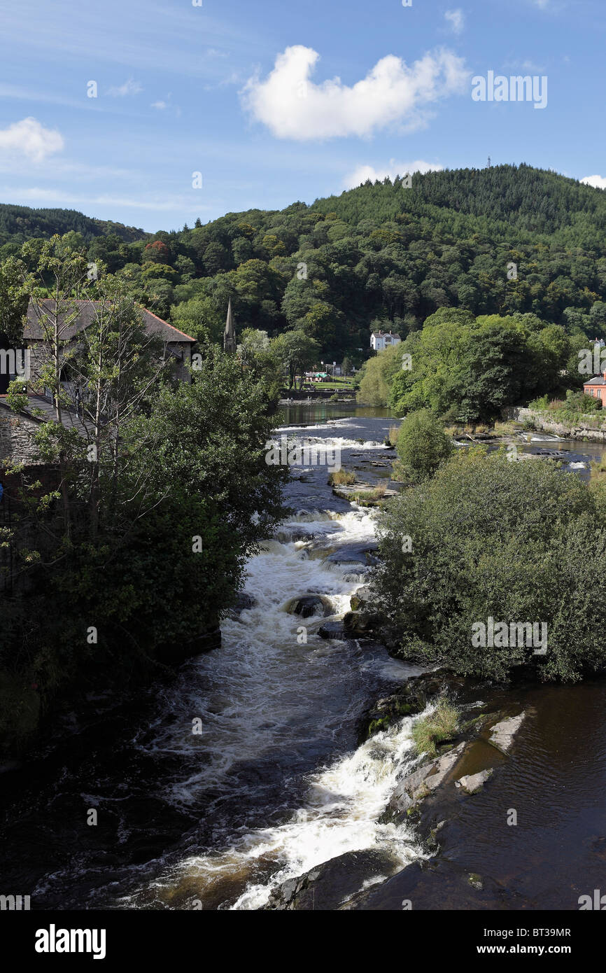 Una delle (54) immagini in questo set correlati a Llangollen in Wale. Si prega di godere di immagini da Sty Collen la Chiesa, Llangollen Stn, Corm mulino e di più. Foto Stock