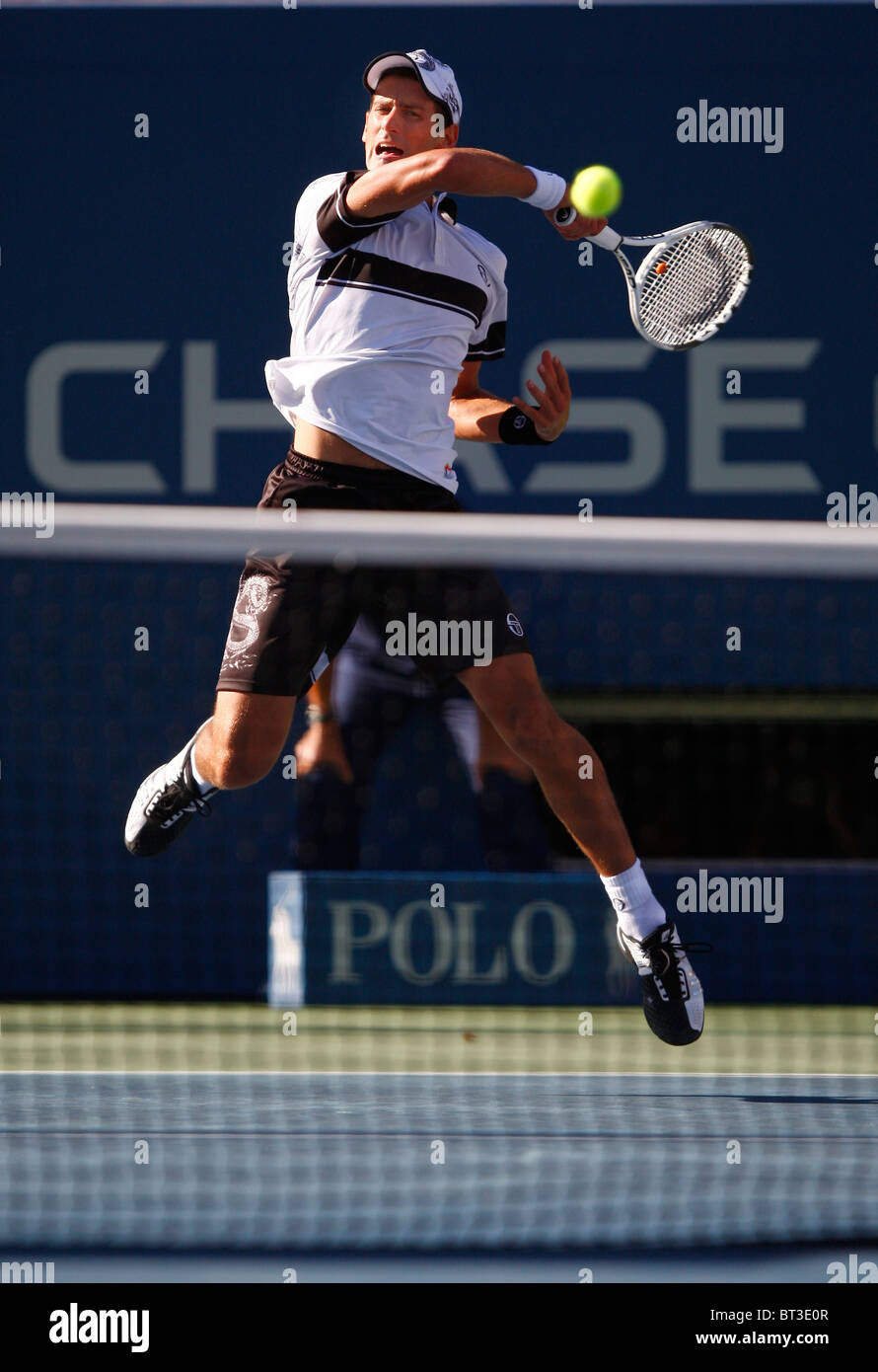 Novak Djokovic di Serbia in azione al 2010 US Open Foto Stock