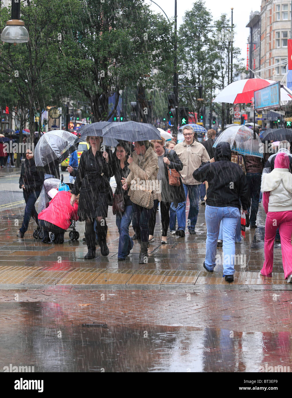 Oxford Street Shoppers in una fredda e piovosa giornata. Foto Stock