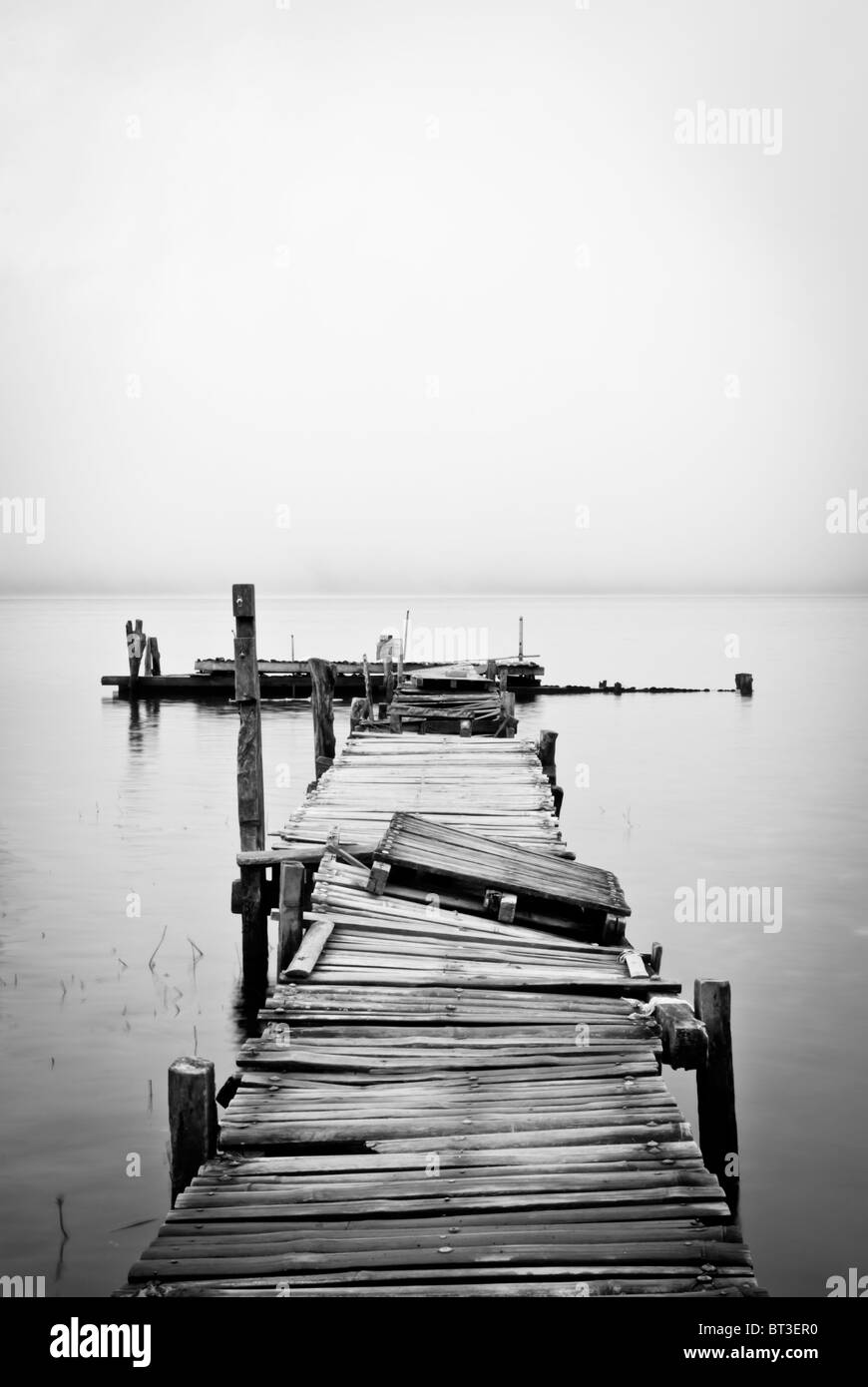 Lakeside jetty sotto un cielo moody Foto Stock