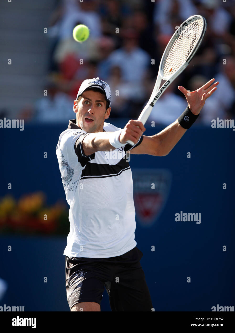 Novak Djokovic di Serbia in azione al 2010 US Open Foto Stock