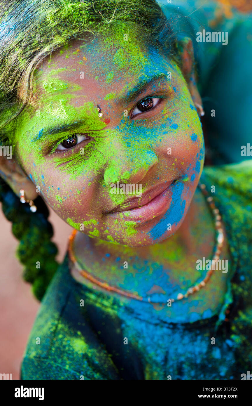 Giovane ragazza indiana coperto di polvere colorata pigmento. India Foto Stock