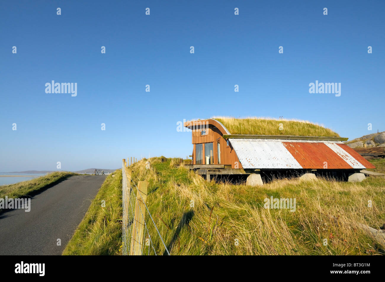 Eco/alternative casa costruita da nuovi e materiali rigenerati con il tetto a prato Foto Stock